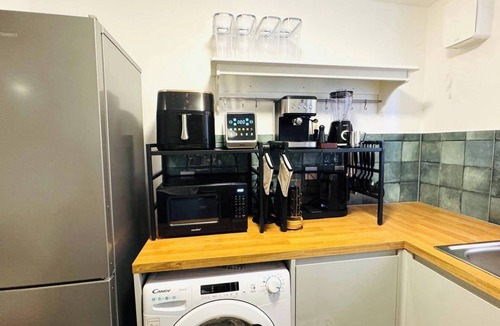 North End Apartment | Elizabeth Line - Parking - WiFi - Sleeps 4
