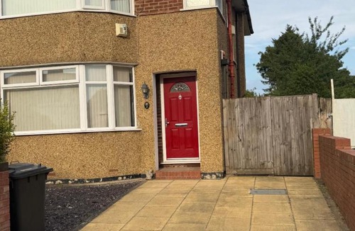 Luton Apartment | Entire 3-Bedroom Home Near Luton Airport Driveway WiFi