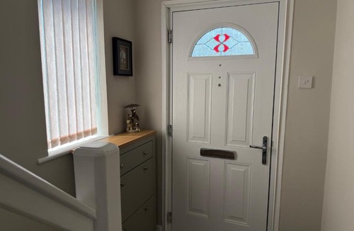 Luton Apartment | Entire 3-Bedroom Home Near Luton Airport Driveway WiFi