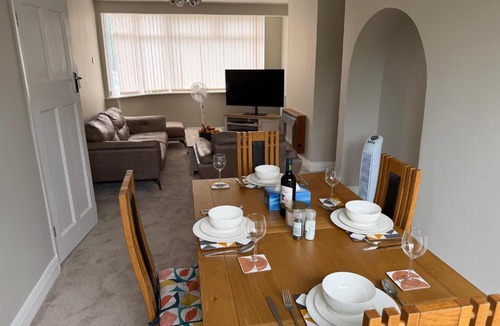 Luton Apartment | Entire 3-Bedroom Home Near Luton Airport Driveway WiFi