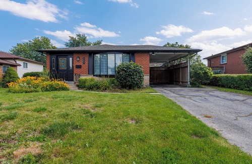 Ajax House | Entire Cozy Home | In-Ground Pool | Minutes to Lake & Waterfront Park