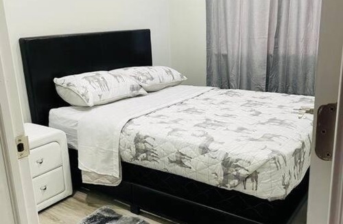 Ajax Apartment | Entire House :Quiet Spacious House by the Lake and Park