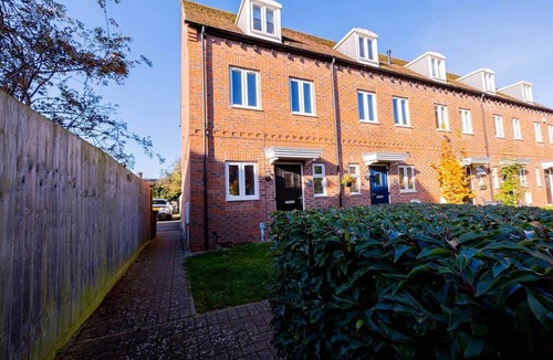 Rugby House | Entire Rugby House, 2 bathrooms, 2 parking spaces.