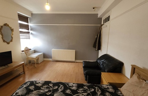Edgware Apartment | Ex-Large Room at Edgware Station with Kitchen-Bath
