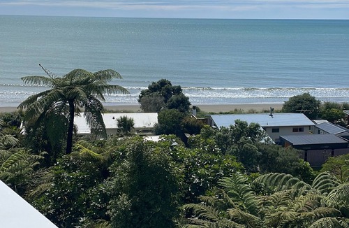 Patons Rock House | Exceptional Views in Patons Rock