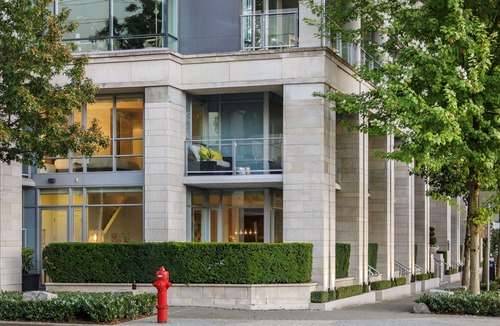 Southeast False Creek House | Executive Townhouse with City and Water Views