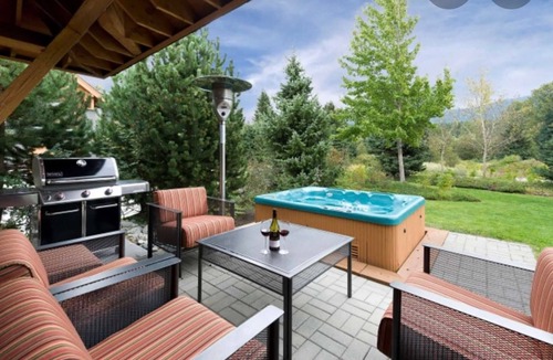 Village North House | Executive Townhouse with PRIVATE Hot Tub. Professionally Managed + Cleaned
