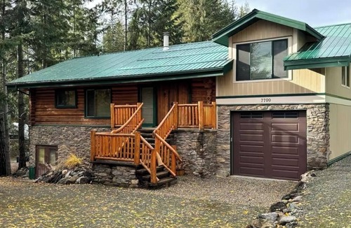 Anglemont House | Experience the warmth of our gorgeous log home backing onto the first fairway.