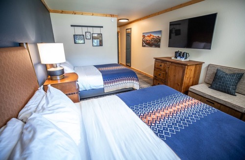 Mammoth Lakes Hotel | Explore Yosemite from Alpine Room w/Scenic Vistas & Mammoth Ski Access! 3 Units