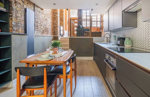 Harringay Apartment | Exposed Brick Flat Finsbury Park