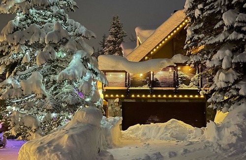 Nordic Estates House | Fabulous 5 bedroom SLOPE-SIDE SKI IN/OUT Creekside, Whistler Newly renovated
