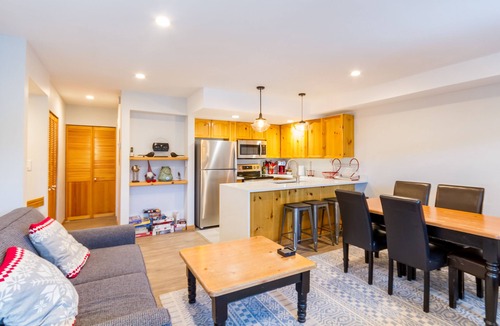 Village North House | FABULOUS LOCATION Private Hot Tub, NO Car needed, Sleeps 8