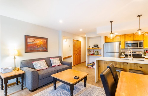 Village North House | FABULOUS LOCATION Private Hot Tub, NO Car needed, Sleeps 8