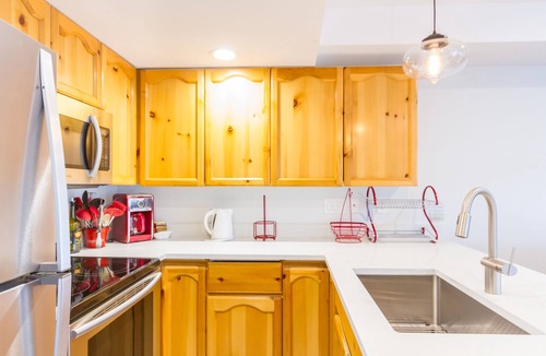 Village North House | FABULOUS LOCATION Private Hot Tub, NO Car needed, Sleeps 8
