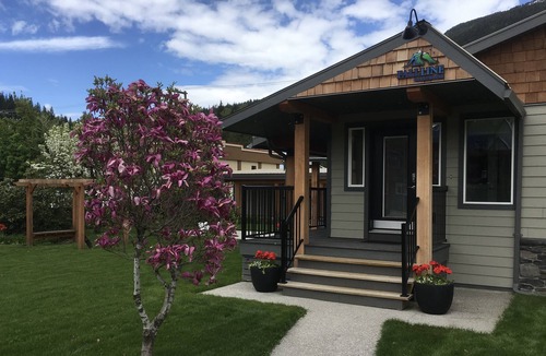 Revelstoke House | Fall Line Guesthouse | 4 Bedroom - 2 Bathroom - Hot Tub - Downtown