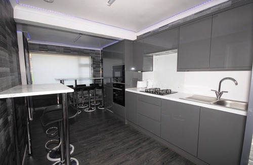 Woodingdean House | Family Holiday Home With Hot Tub & Sauna Sleeps 8