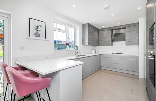 Borehamwood House | Family Home with Driveway Parking, Sleeps 6, Contractors & Families Welcome