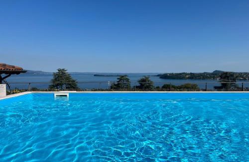 Morgnaga Apartment | Feli Holiday Home - Panoramic pool lake view in Gardone Riviera