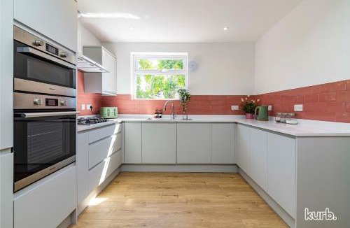 Mapperley House | Fern Cottage - 5 bedroom House free Parking