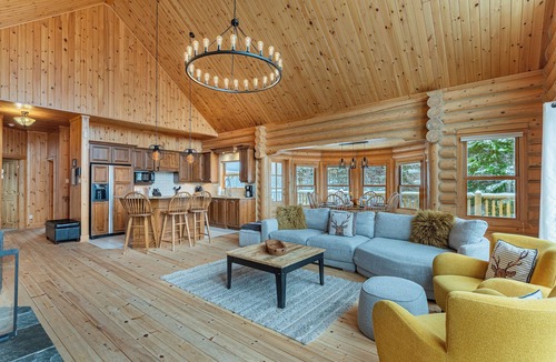 Fiddler Lake Resort House | Fiddler Lake Resort Chalet + Private Jacuzzi