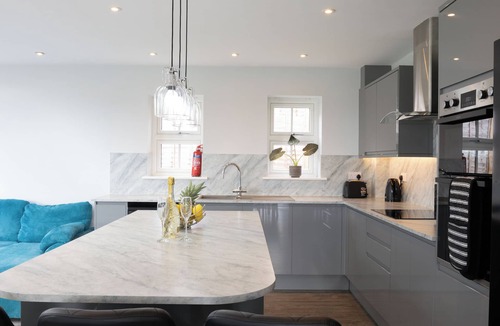 Winshill House | Field View 5-Bed House - free parking