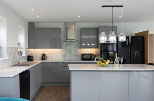 Winshill House | Field View 5-Bed House - free parking
