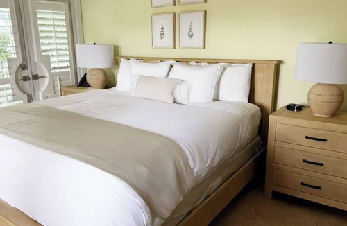 Old Town Resort | 𝐅𝐢𝐧𝐝𝐢𝐧𝐠 𝐌𝐞𝐢𝐥𝐢’𝐬 Beachfront Coconut Resort near Southernmost Pointe
