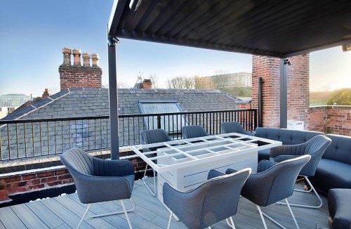 Nottingham City Centre House | Finest Retreats - Castle House Nottingham - Luxurious Hot Tub Stay