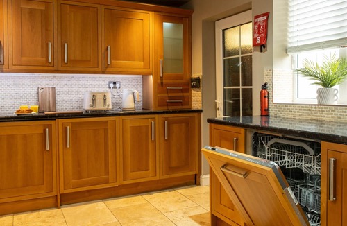 Oadby House | Flamingo Retreat - Stunning home with garden & parking