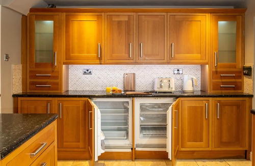 Oadby House | Flamingo Retreat - Stunning home with garden & parking