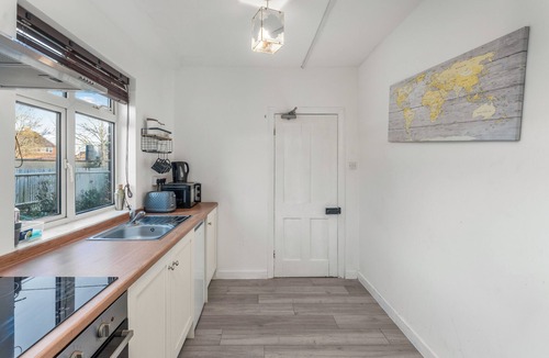 Bicester Apartment | Flat A: Buckingham Road - Modern 2-Bedroom Apartment