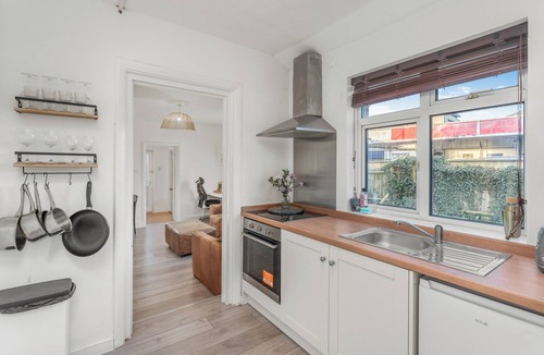 Bicester Apartment | Flat A: Buckingham Road - Modern 2-Bedroom Apartment
