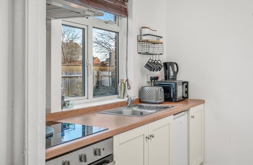 Bicester Apartment | Flat A: Buckingham Road - Modern 2-Bedroom Apartment