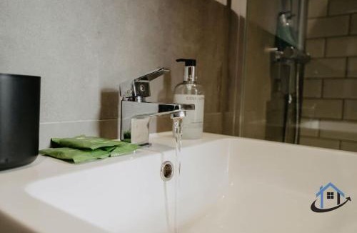 Northampton Apartment | Flat B sleeps 4 very central 2nd Floor Derngate
