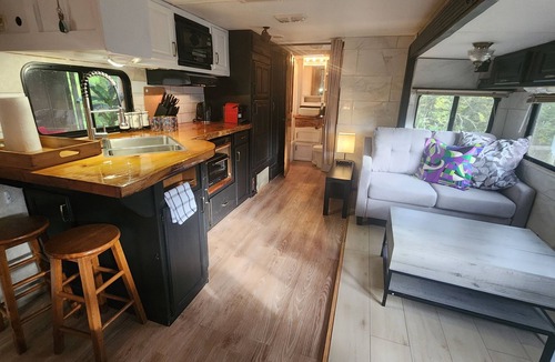 North Cowichan Bed & Breakfast | Forest Cabin - Hot Tub - Fast WiFi - Fire Pit On Site