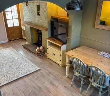 Edwinstowe House | Foresters Cottage, Cosy FamilyComfort and LogFire