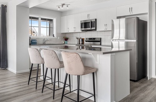 Airdrie House | FREE Banff Pass, 4BR Townhome, Sleeps 10, Garage