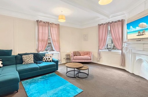 Newark Apartment | Free Parking, Central, Spacious, 2 bed sleeps 8 Newark Town Centre - Amaya Fourteen