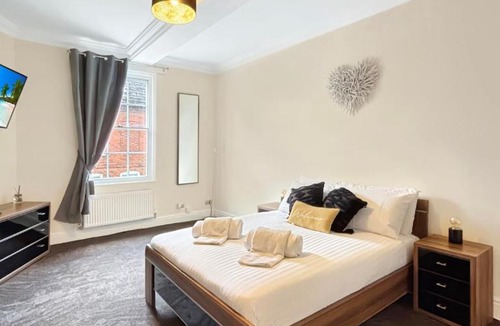 Newark Apartment | Free Parking, Central, Spacious, 2 bed sleeps 8 Newark Town Centre - Amaya Fourteen