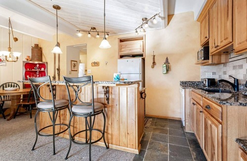 Dillon Condo | Free Shuttle Ride to Keystone Slopes |Sauna |Gas Fireplace |Recently Renovated