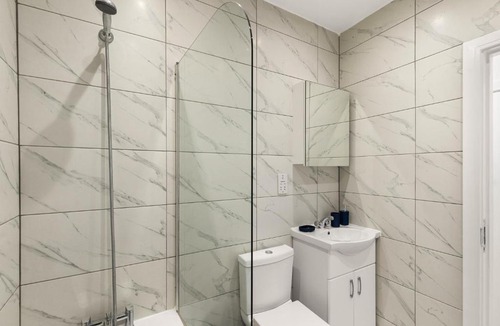 Tottenham Apartment | Fresh & Modern 1BR Apartment in North London