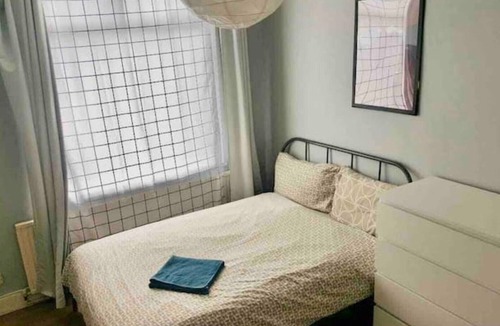 Oadby House | FRONT DOUBLE BEDROOM NEAR INFIRMARY