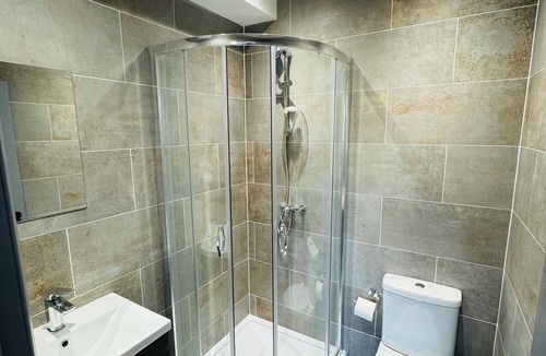 Yiewsley House | Fully equipped bedroom with attached bath