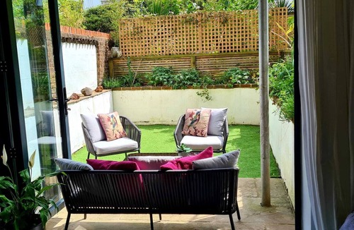 Hove Apartment | Garden flat in central Hove, close to the beach, shops, bars and restaurants