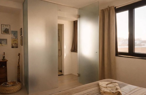 Sint-Jans-Molenbeek Bed & Breakfast | Garden room - Private bathroom and toilet.