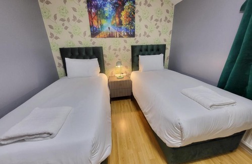 Borehamwood Apartment | Garland Modern House With Parking & Garden