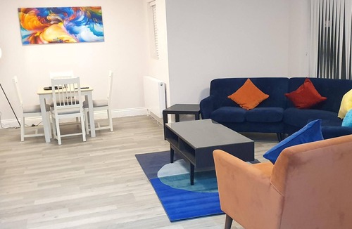 Brentwood House | Garland Modern Spacious Apartment, Brentwood 1 with Private entrance & Parking