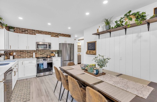 Saskatoon House | Gather in Saskatoon - Hot Tub 85" TV, Deck, Bbq, Trampoline, Games Room, 5Bdrm