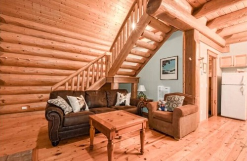 Golden Cabin | Getaway Cabin Ideal For Groups Exploring Rockies