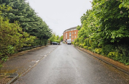 Hatfield Apartment | Global Boutique 2-bed apart in beautiful leafy area WiFi/free Parking near Stat